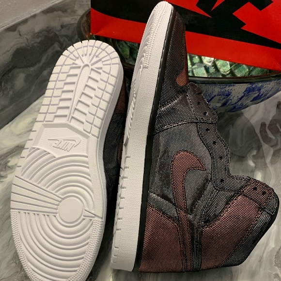 NIKE Women’s Air Jordan 1 HI OG FEARLESS - Picture 5 of 8